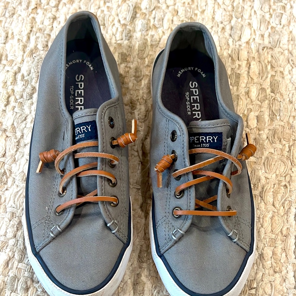 Privately sold!
Sperry crest vibe, slip on sneakers with leather laces!
